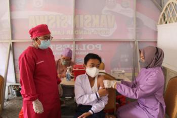 Kapolresta Bandar Lampung Pantau Gerai Vaksin Covid-19 bagi Pelajar SMP